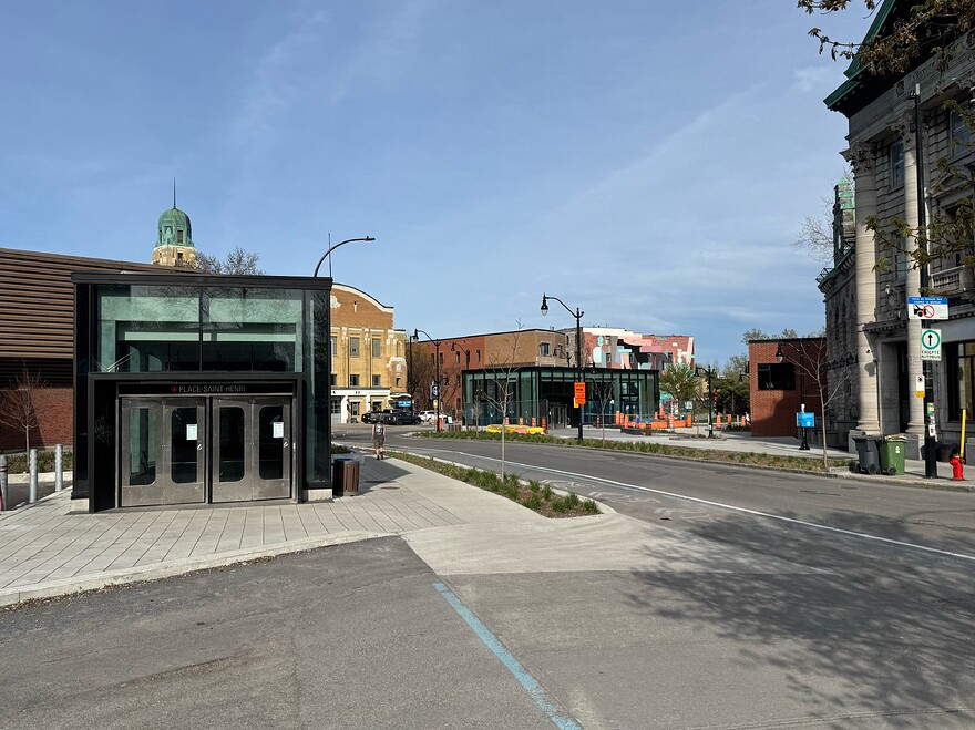 La place publique, vue vers le sud-est à partir de Saint-Jacques