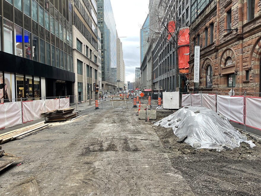 Rue Mansfield vue vers le sud depuis Sainte-Catherine