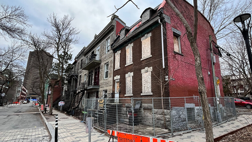 Une maison de chambres placardée de 3 étages en briques rouges © René Saint-Louis / Radio-Canada