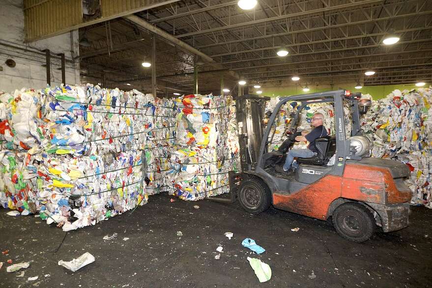 Saviez-vous que 93 % des ballots de polyéthylène haute densité (plastique numéro 2) amassés en 2024 dans les centres de tri québécois ont été dirigés vers les installations d’ÉnergiPlast, à Cowansville?