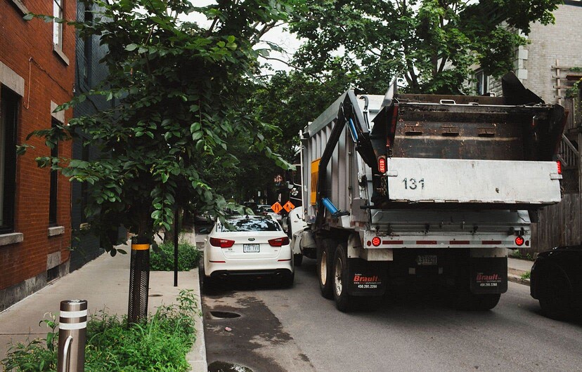 Entre l’avenue du Mont-Royal et le boulevard Saint-Joseph, la rue Saint-Hubert est très étroite. Compte tenu des voitures stationnées de part et d’autre de la chaussée, les camions peinent à se faire un chemin, arrachant à l’occasion les rétroviseurs d’autos et abîmant les véhicules garés, relate Geneviève Savard, résidente de la rue Saint-Hubert depuis plus de 25 ans.