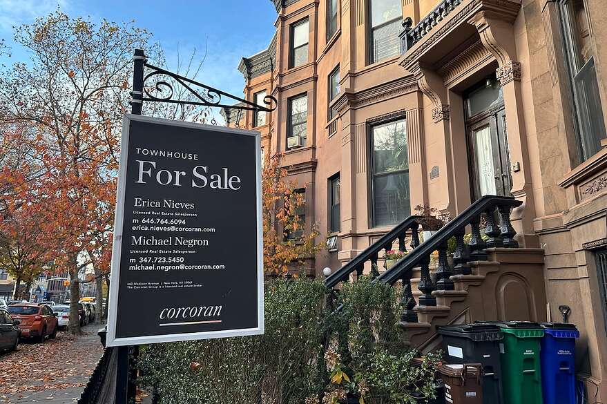 Une maison à vendre dans l'arrondissement de Brooklyn à New York. Un logement 4 1/2 dans la Grosse Pomme coûte 5500 $ par mois, en moyenne.