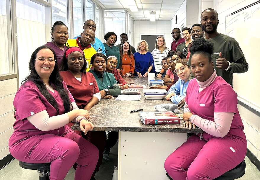 Les 18 étudiantes de la deuxième cohorte de la formation AEC Intégration à la profession infirmière du Québec en compagnie des enseignantes, au cégep de Saint-Félicien (mars dernier)