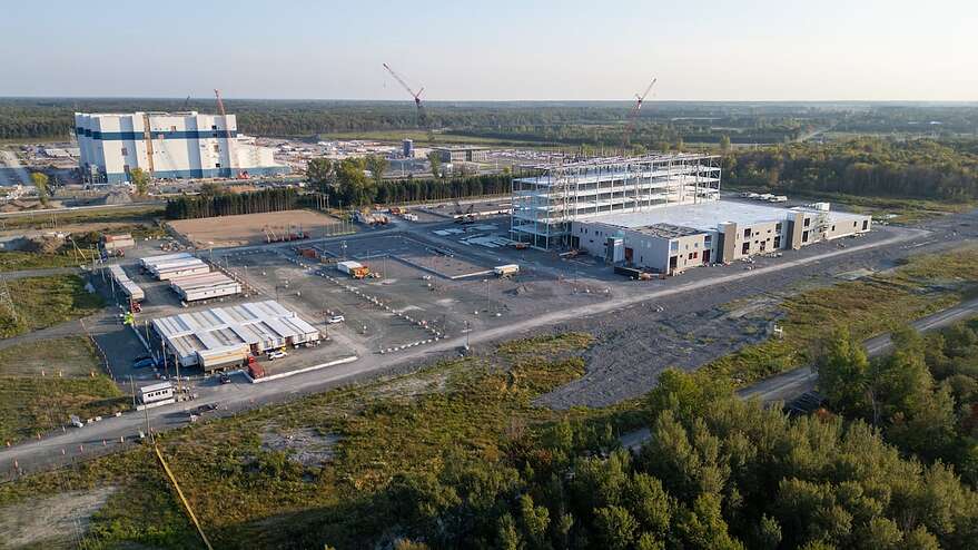 Le chantier de Ford est situé en face de l'usine de GM-Posco (Ultium Cam), de l'autre côté de l'autoroute 30.