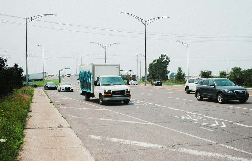 Jean-François Rheault, le président-directeur général de Vélo Québec, estime que les voies cyclables développées il y a vingt ou trente ans ne sont pas en phase avec les attentes des cyclistes. En photo, l'intersection du boulevard Samson et de l'autoroute 13, à Laval.