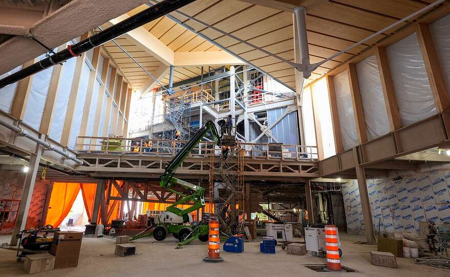 Les architectes ont dû redoubler d'imagination pour faire tenir le toit avec un nombre limité de colonnes au sol.