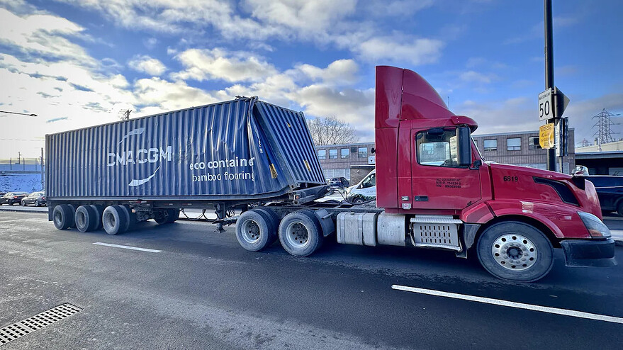 Le camion a été endommagé dans l'incident. — Photo : Radio-Canada / Simon-Marc Charron