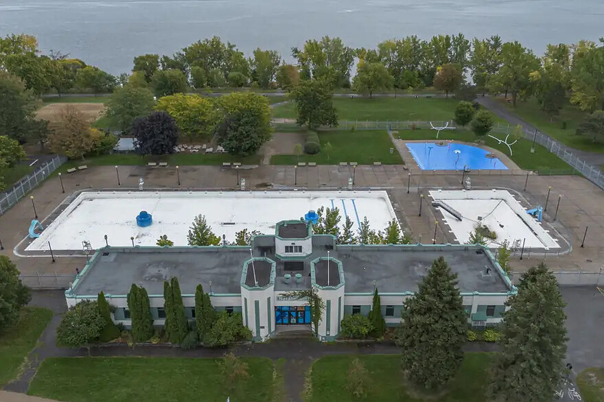 PHOTO PATRICK SANFAÇON, LA PRESSE - Le Natatorium vu des airs, jeudi