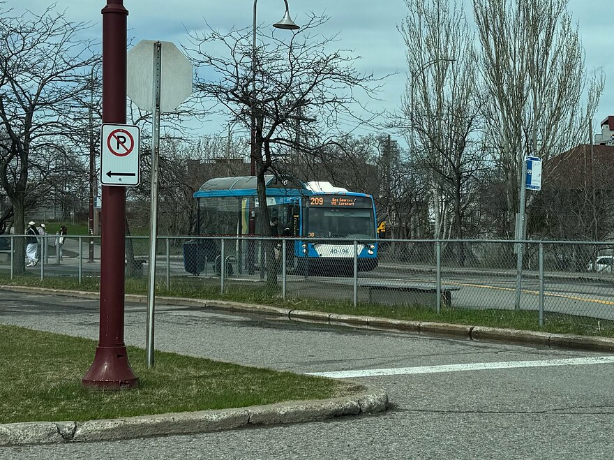 La 209 au terminus Dorval, le jour