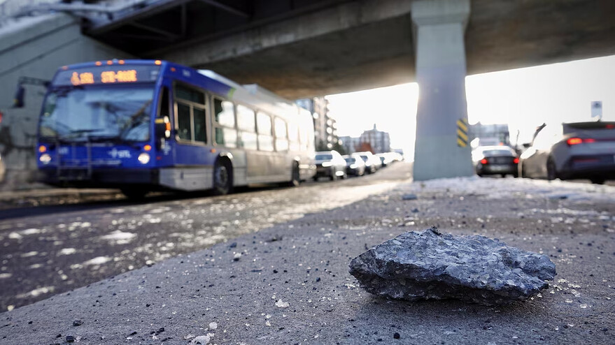 Un petit morceau du viaduc à l'intersection des boulevards Henri-Bourassa et Marcel-Laurin s'est détaché lorsqu'un camion a accroché l'infrastructure. — Photo : Radio-Canada / Simon-Marc Charron