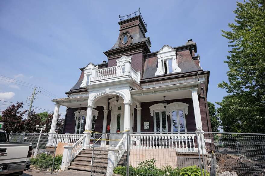 La maison occupée par Chocolats Favoris a été construite en 1882. L'architecture de style second Empire est marquée par une imposante toiture mansardée ornée d'une tourelle cuivrée.