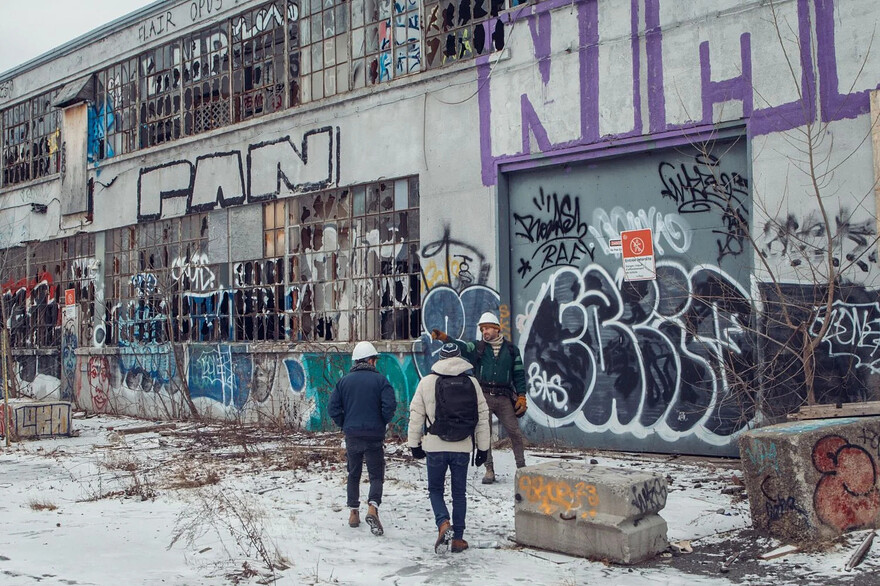 L’extérieur du bâtiment abandonné réinvesti par les deux créateurs ©Photo: Valérian Mazataud, Le Devoir