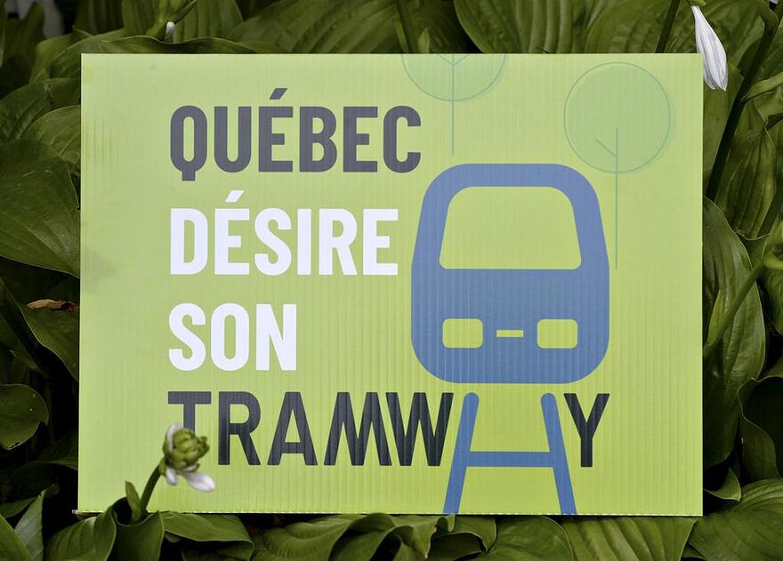Jesse Greener et sa conjointe, Nora Loreto ont conçu un design de tramway sur fond vert, agrémenté du slogan Québec désire son tramway.