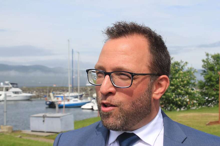 Le maire de Gaspé, Daniel Côté, craint d’avoir à reprendre le combat pour regagner les services reliés à une infrastructure promise officiellement deux fois en 2023, par Geneviève Guilbault et François Legault.