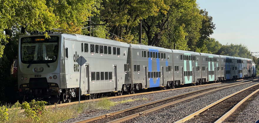 Gare Montréal-Ouest 2025-09-05 CRRC vers LL loin