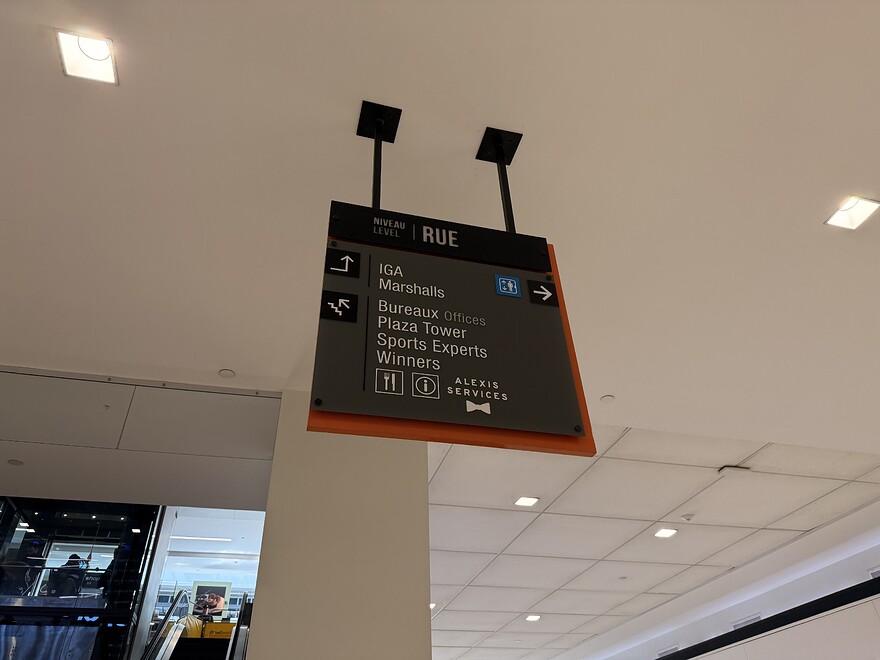 Signalétique dans Alexis Nihon attachée au plafond