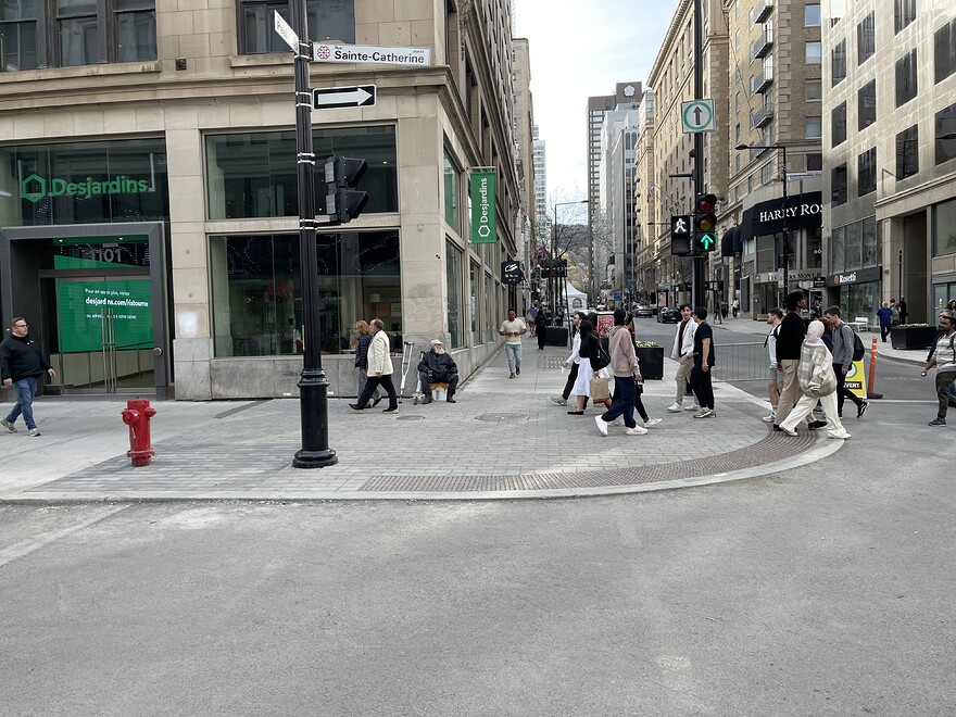 intersection entre Sainte Catherine et Peel coin nord ouest