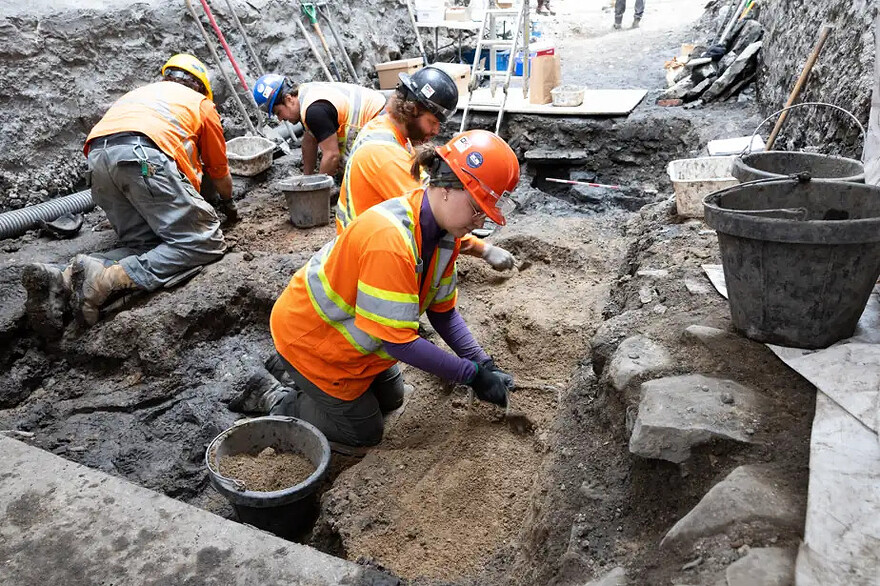 PHOTO MARTIN TREMBLAY, LA PRESSE - À genoux au sol, la petite équipe d’archéologues est dans une course contre la montre pour documenter pour la dernière fois ce pan de l’histoire qui s’apprête à disparaître pour de bon sous la chaussée.