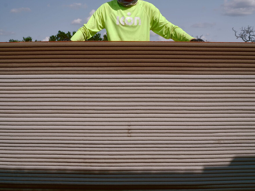 Photo: Jordan Vonderhaar The New York Times - Un ouvrier plaçant des barres d’armature entre les couches de béton d’une maison imprimée par Icon à Wimberley, au Texas