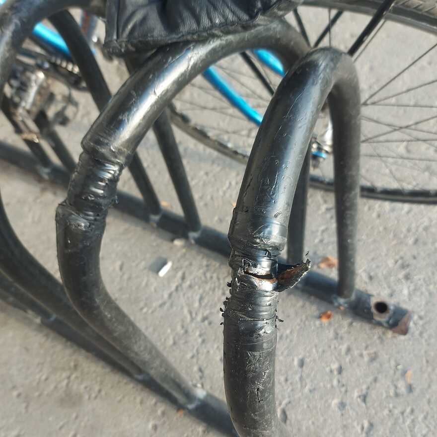 Supports à vélo - Place Versailles - ©Bruno Lapierre-Harvey