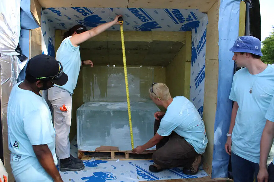 PHOTO FOURNIE PAR PAMÉLA-MERLINE CLERVIL — L’équipe de l’Université Concordia, lors de l’installation des blocs de glace à l’intérieur de sa boîte, au début de la compétition