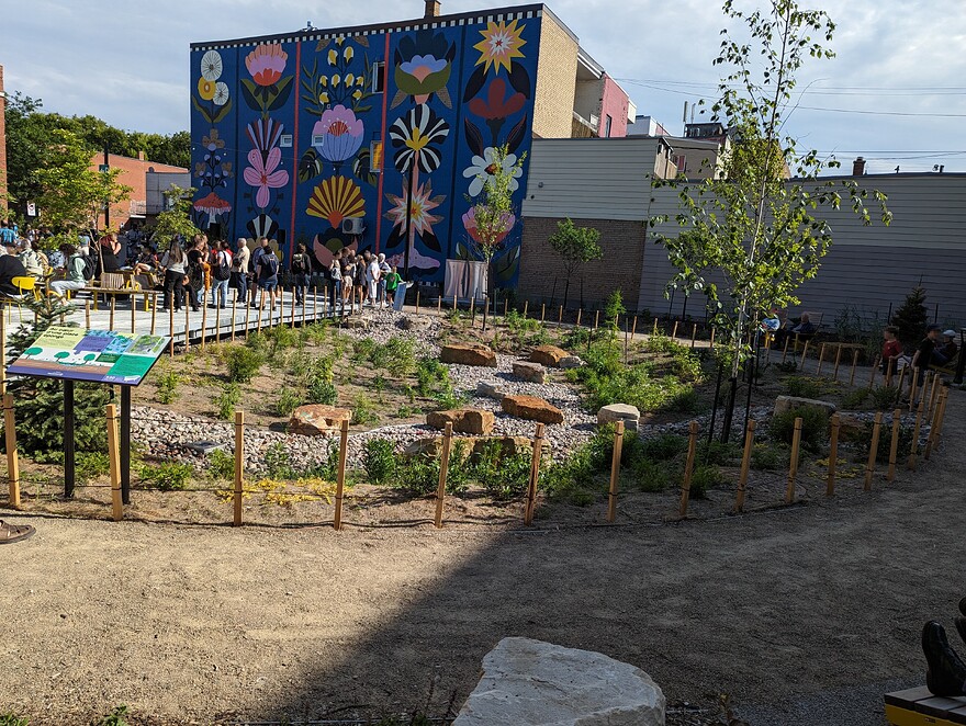 Vue sur le bassin de rétention du coin nord de la place