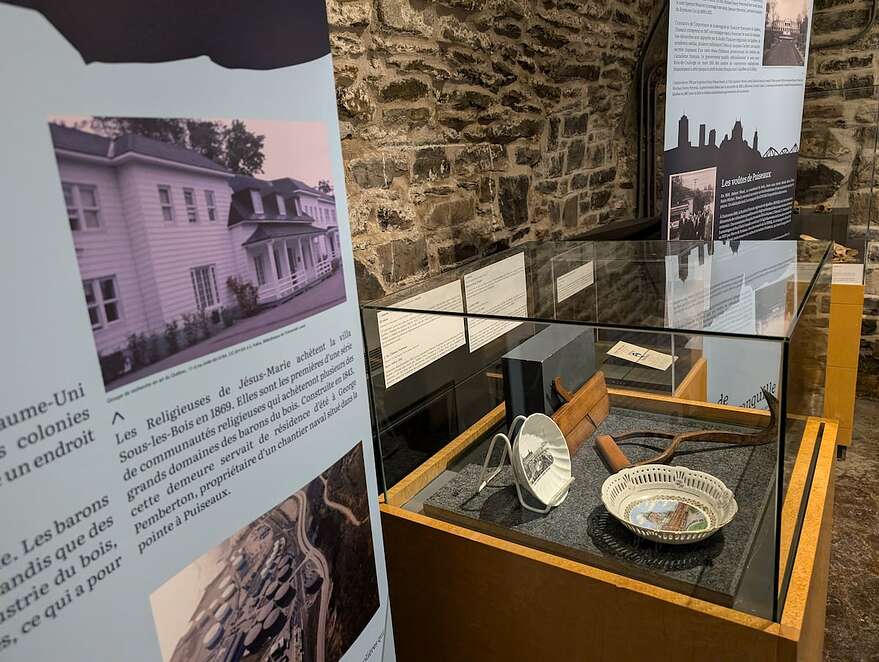 Deux siècles de luttes pour le patrimoine dans le Vieux-Québec et à Sillery rassemble plusieurs artéfacts et photographies d'archives.