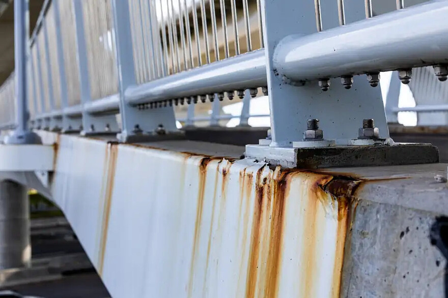 PHOTO MARTIN TREMBLAY, LA PRESSE – Corrosion très visible sur le petit pont qui relie la piste cyclable qui longe le fleuve Saint-Laurent à celle qui traverse le pont Samuel-De Champlain