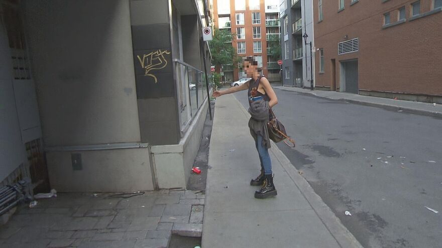 Alexandra montre l'état de la rue Berger devant l'entrée arrière de son immeuble.