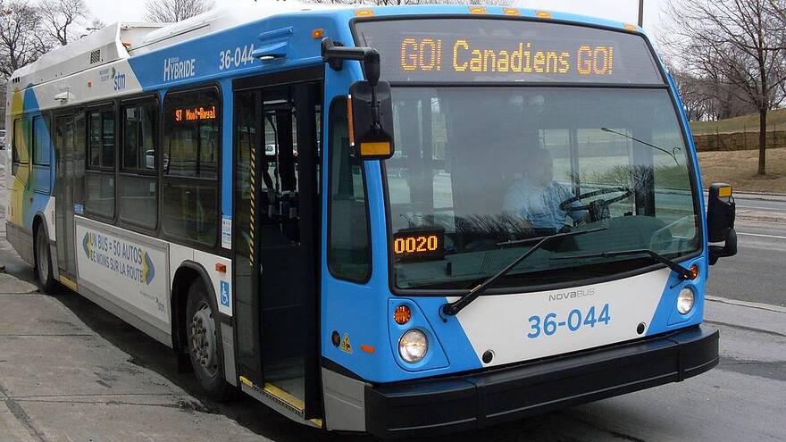In 2021, an STM bus displayed the message “GO! Canadiens GO!” The phrase is no longer allowed because of a complaint about the use of English. Société de transport de Montréal.