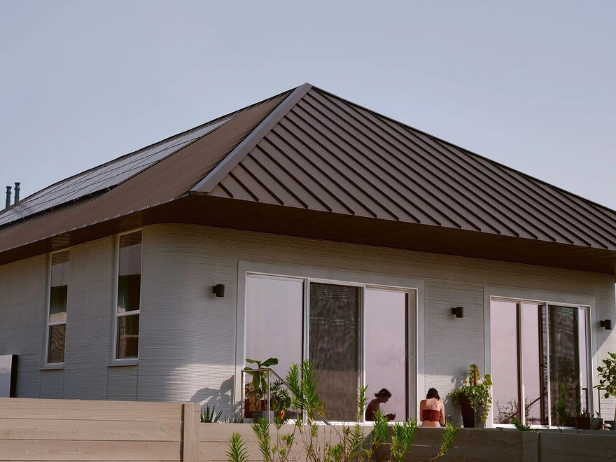 Photo: Jordan Vonderhaar The New York Times - Toutes les maisons imprimées en 3D de Wolf Ranch ont des toits en métal. Les murs ont des angles doux et sont striés comme des pantalons en velours côtelé. Les propriétaires font état d’importantes économies d’énergie.