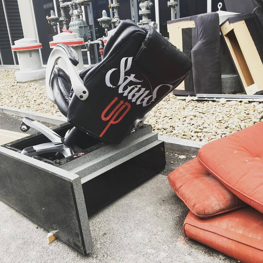 Chaise de bureau aux déchets où il est écrit « Stand up »