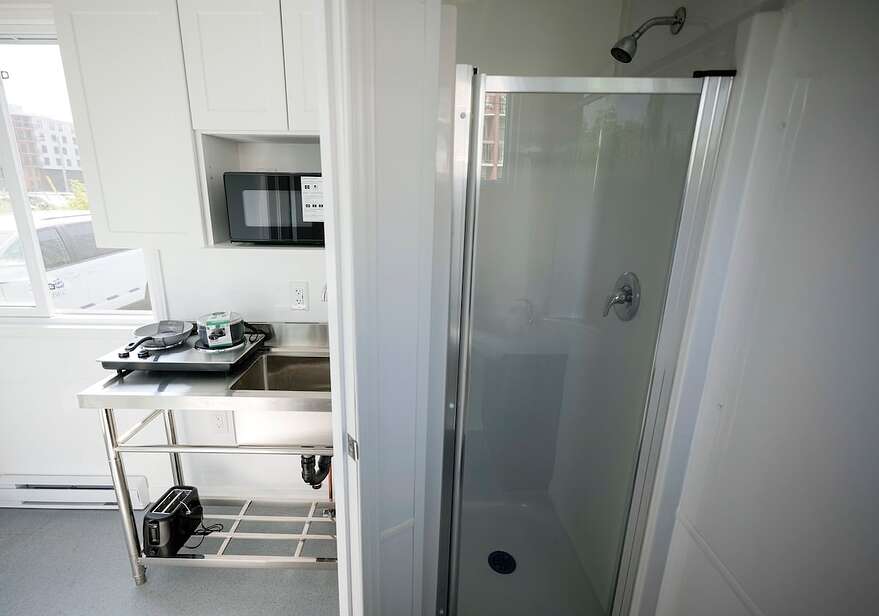 Cuisinette et douche sont séparées par une porte.