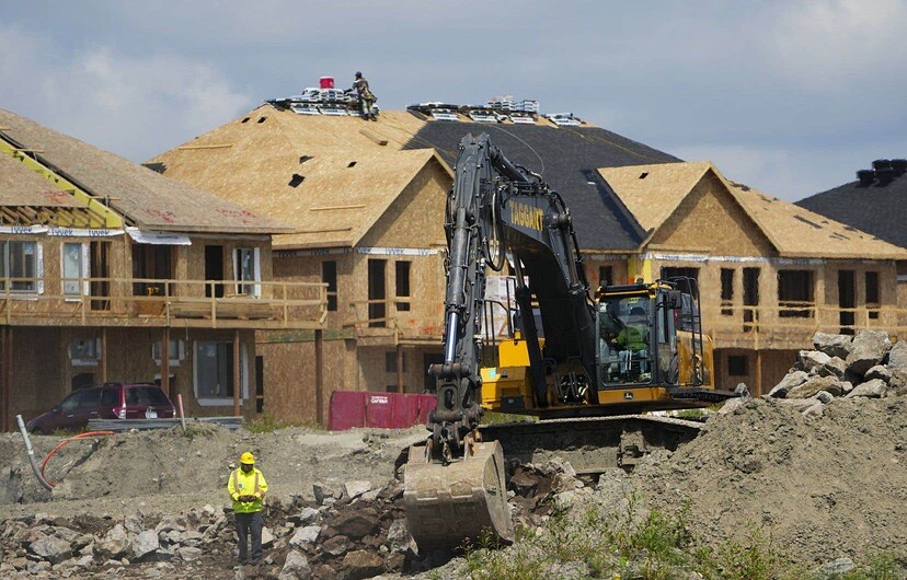 Du zonage local aux consultations communautaires, il existe de nombreuses façons pour les villes de freiner la construction résidentielle, alors que le pays est confronté à une importante pénurie de logements. On voit ici un chantier résidentiel à Ottawa.