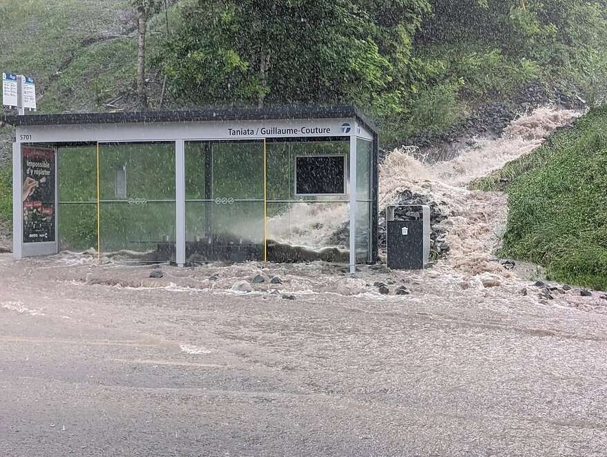 Plus le climat se réchauffe, plus l’atmosphère contient de l’humidité. Cela veut donc dire que les probabilités d’intensité de précipitations seront plus importantes, comme les citoyens de Lévis ont pu le vivre jeudi dernier.
