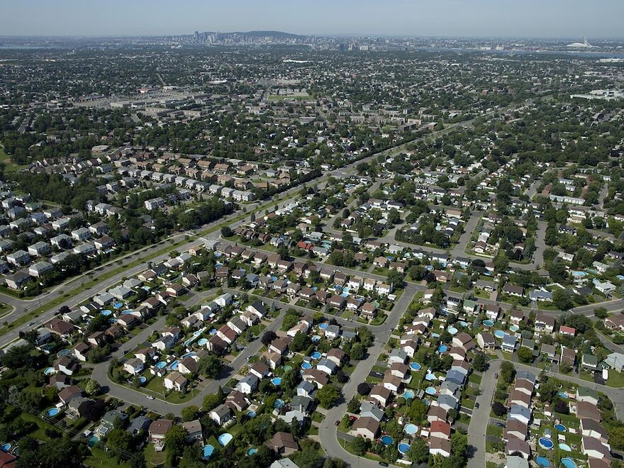 Les banlieues s'étalent de plus en plus, comme le montre cette photo aérienne de Montréal et ses environs.