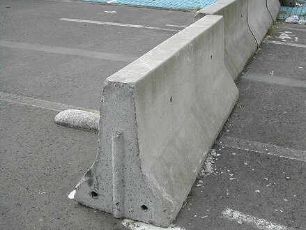 Jersey barrier / Wikipedia