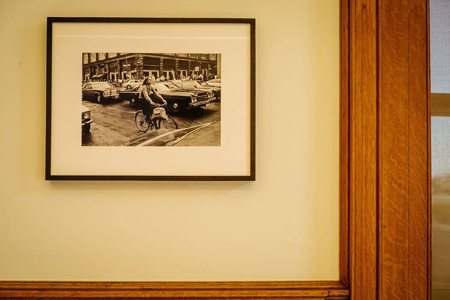 Photo: Hubert Hayaud Le Devoir - Une photo de Gabor Szilasi représentant une cycliste au milieu des voitures trône dans le bureau de la mairesse de Montréal, Valérie Plante. Offert par des amis pour son anniverssaire, c'est le seul cadeau qu'elle gardera.