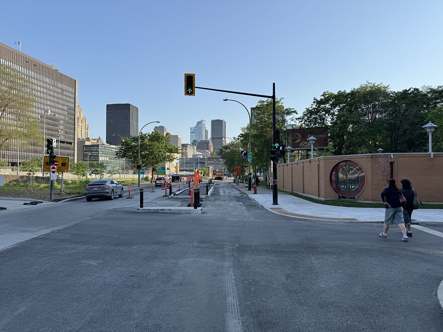 Devant l’Hôpital Chinois de Montréal, vue vers l’ouest