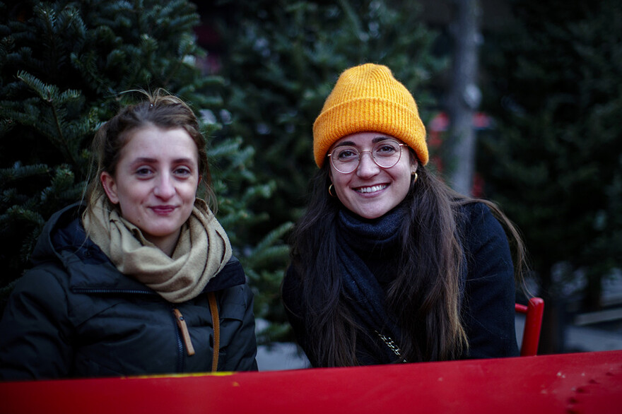 Manon Neulat et Iléna Giudicelli dégustent de la choucroute et se sont procuré des calendriers de l’avent aux bonbons au marché de Noël. Leur kiosque préféré ? Celui de poterie !