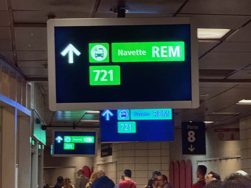 Affiches des portes au quai nord du TCV qui poitent tous vers la navette 721, porte 12, quai nord, TCV