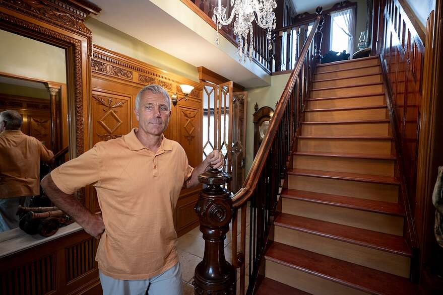 Les boiseries du hall ont été récupérées de la maison François Jobin, la rampe d'escalier de la maison Léonard, tandis que les portes en verre, à l'arrière-plan sur la photo, proviennent de l'Hôtel Saint-Laurent.