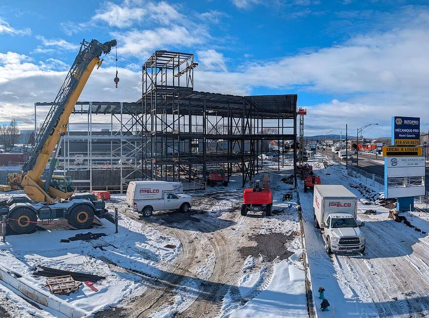Les travaux ont commencé sur le boulevard Wilfrid-Hamel pour accueillir le futur complexe sportif.