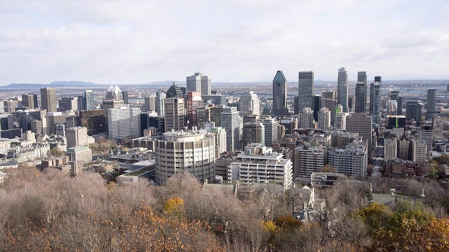 Une vue du centre-ville de Montréal, du mont Royal.