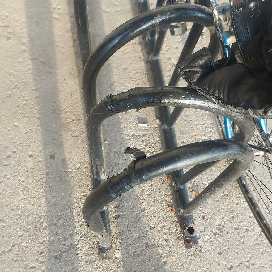 Supports à vélo - Place Versailles - ©Bruno Lapierre-Harvey