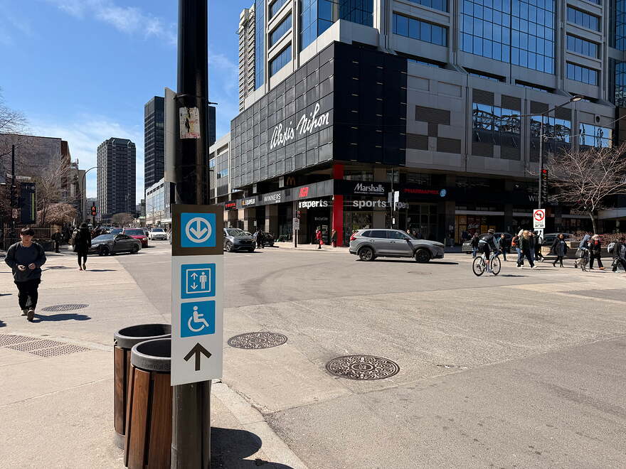 Signalétique au coin Sud-Est de Sainte-Catherine et Maisonneuve