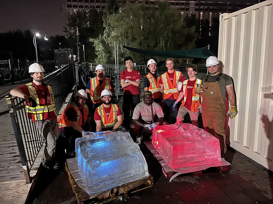 PHOTO FOURNIE PAR L’ÉTS — Le bloc bleu représente le volume de glace restant dans la construction de l’équipe de l’Université Concordia. Celui en rouge correspond à celui de l’équipe de l’ÉTS.