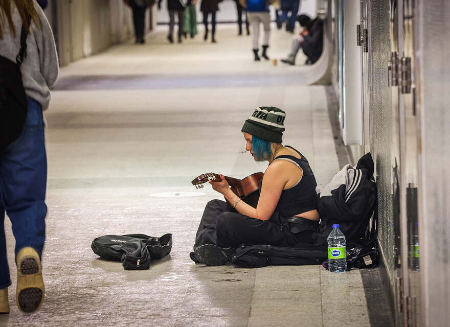 Une musicienne dans les couloirs du métro qui donnent accès à la station Berri-UQAM Marie-France Coallier Le Devoir