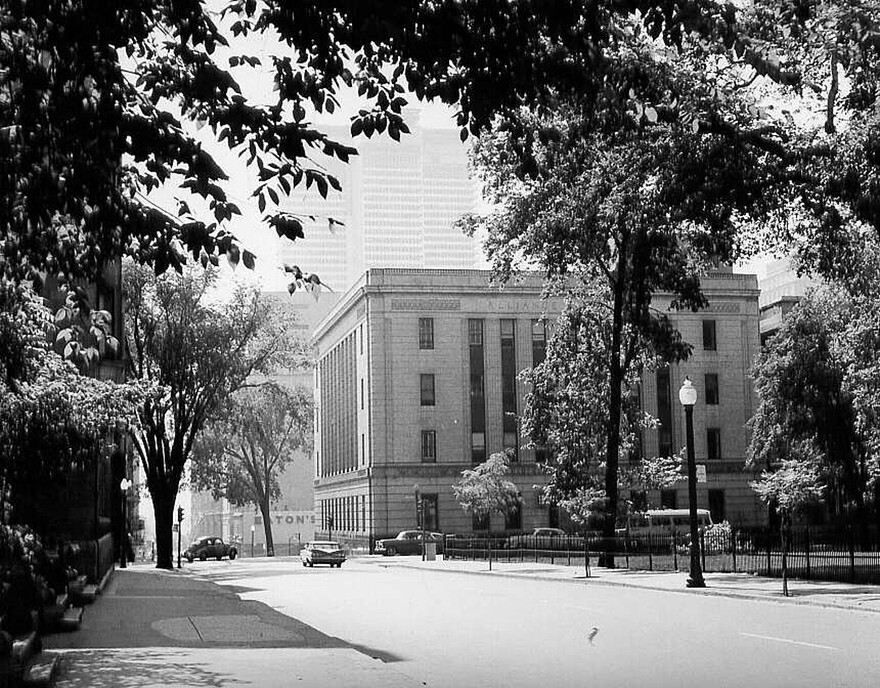 1961 édifice Alliance depuis la rue University p611975-1