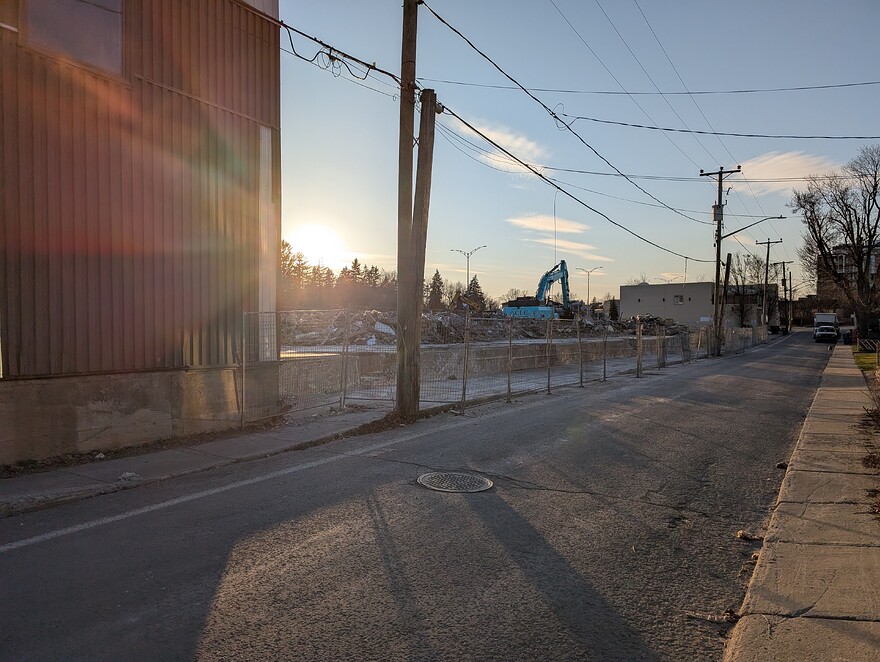 PXL_20250417_225624868